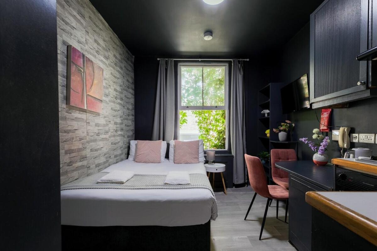 Portobello Road Artistic 'budget' Apartment *