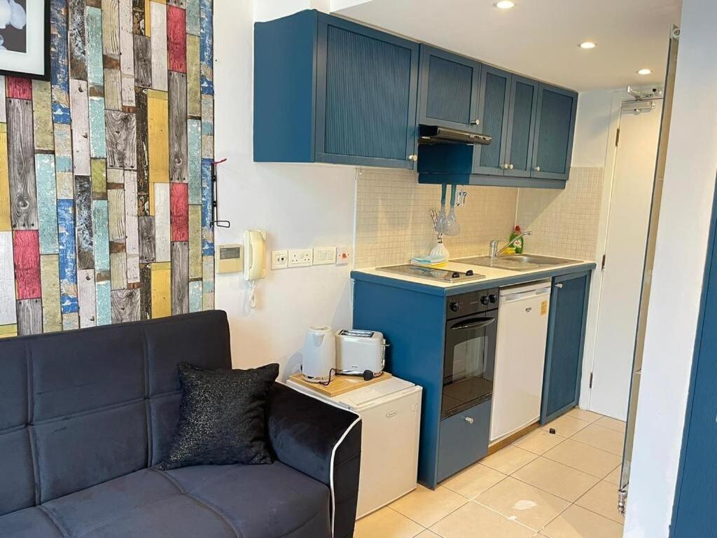 Portobello Road Artistic 'budget' Apartment *