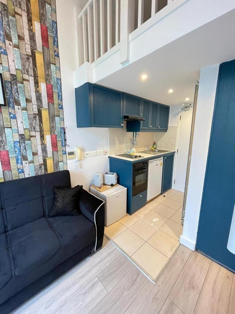 Portobello Road Artistic 'budget' Apartment London