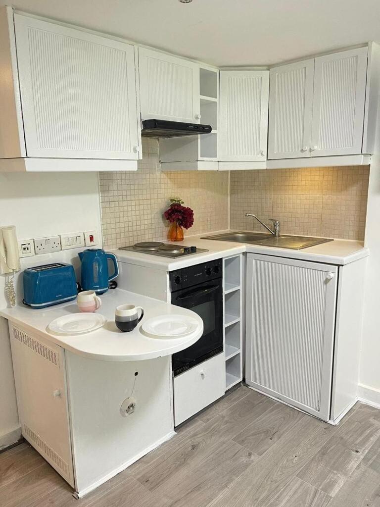 Portobello Road Artistic 'budget' Apartment *
