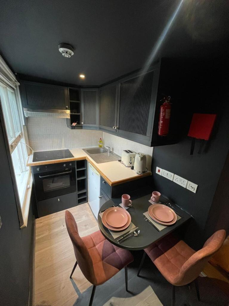 Portobello Road Artistic 'budget' Apartment London