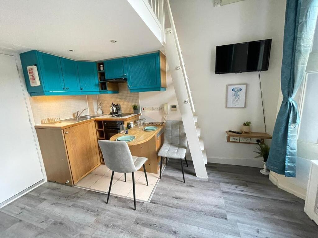 Portobello Road Artistic 'budget' Apartment *