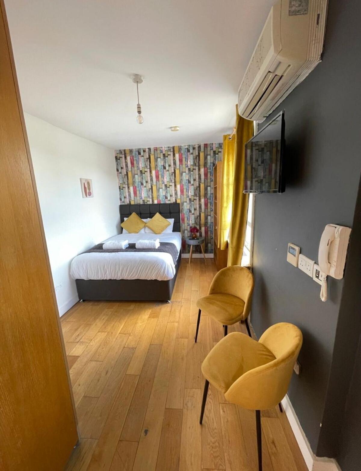 Portobello Road Artistic 'budget' Apartment