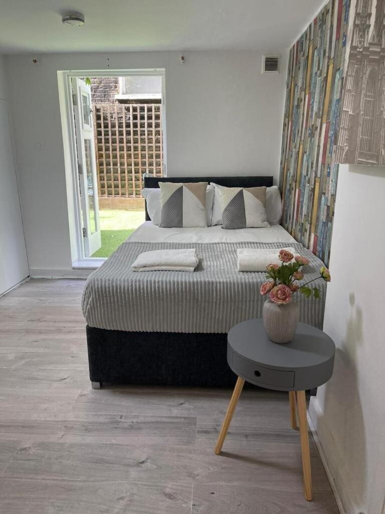 Portobello Road Artistic 'budget' Apartment